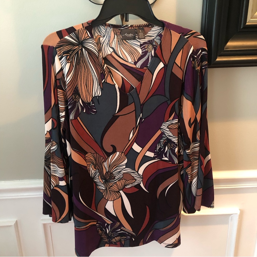 Chico’s Travelers Classic Baroque Bell Sleeve pull over top size 1 (8-10)